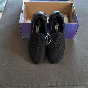 New Women’s size 61/2 black S sport by Skechers.